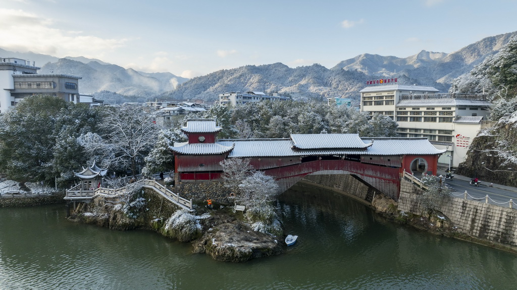 這是在浙江省麗水市慶元縣拍攝的古廊橋詠歸橋雪后景色（2024年1月23日攝，無人機照片）。新華社發（吳春平攝）