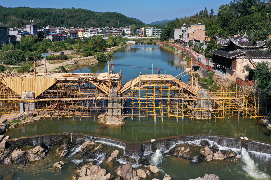 在福建省屏南縣長橋鎮，工匠在修復萬安橋時搭建廊橋橋臺拱架（2023年10月18日攝，無人機照片）。新華社發（王志凌攝）