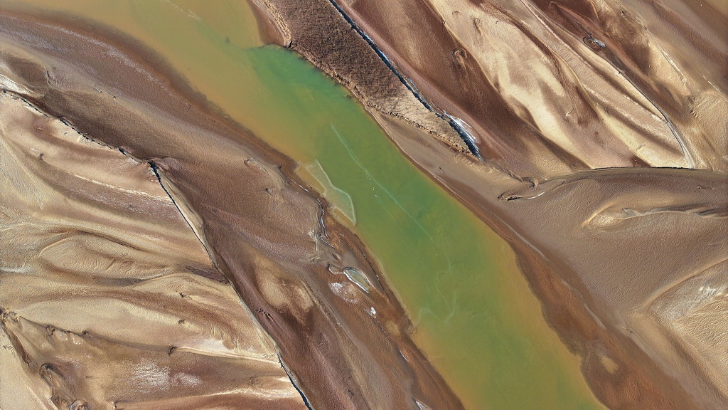 這是12月4日在寧夏石嘴山市拍攝的黃河景色（無人機照片）。