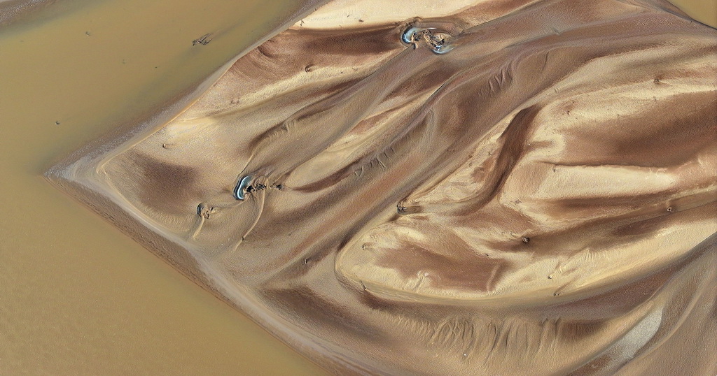 這是12月4日在寧夏石嘴山市拍攝的黃河景色（無人機照片）。