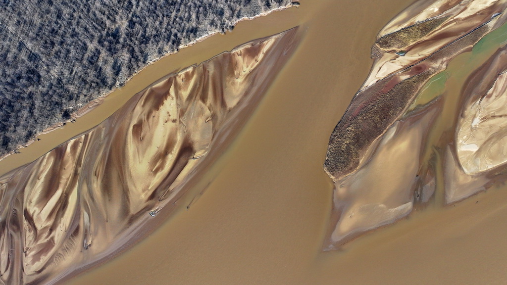 這是12月4日在寧夏石嘴山市拍攝的黃河景色（無人機照片）。