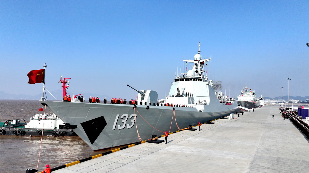 12月15日，中國海軍第47批護航編隊從浙江舟山某軍港解纜起航，赴亞丁灣、索馬里海域接替第46批護航編隊執行護航任務。這是歡送儀式現場。新華社發（韓林 攝）