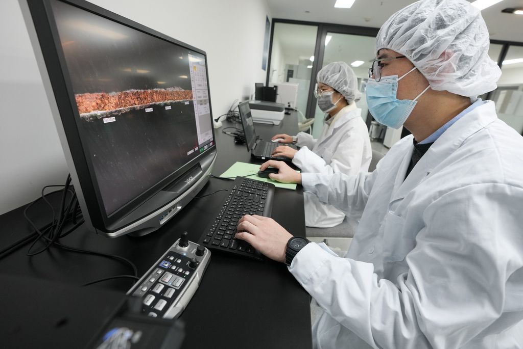 12月16日，三星堆研究院工作人員在掃描一件青銅文物。