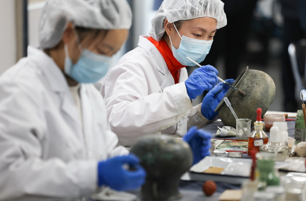 12月16日，三星堆研究院工作人員在修復青銅文物。
