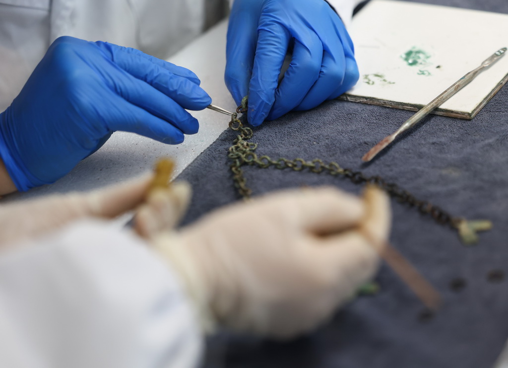 12月16日，三星堆研究院工作人員在修復青銅文物。