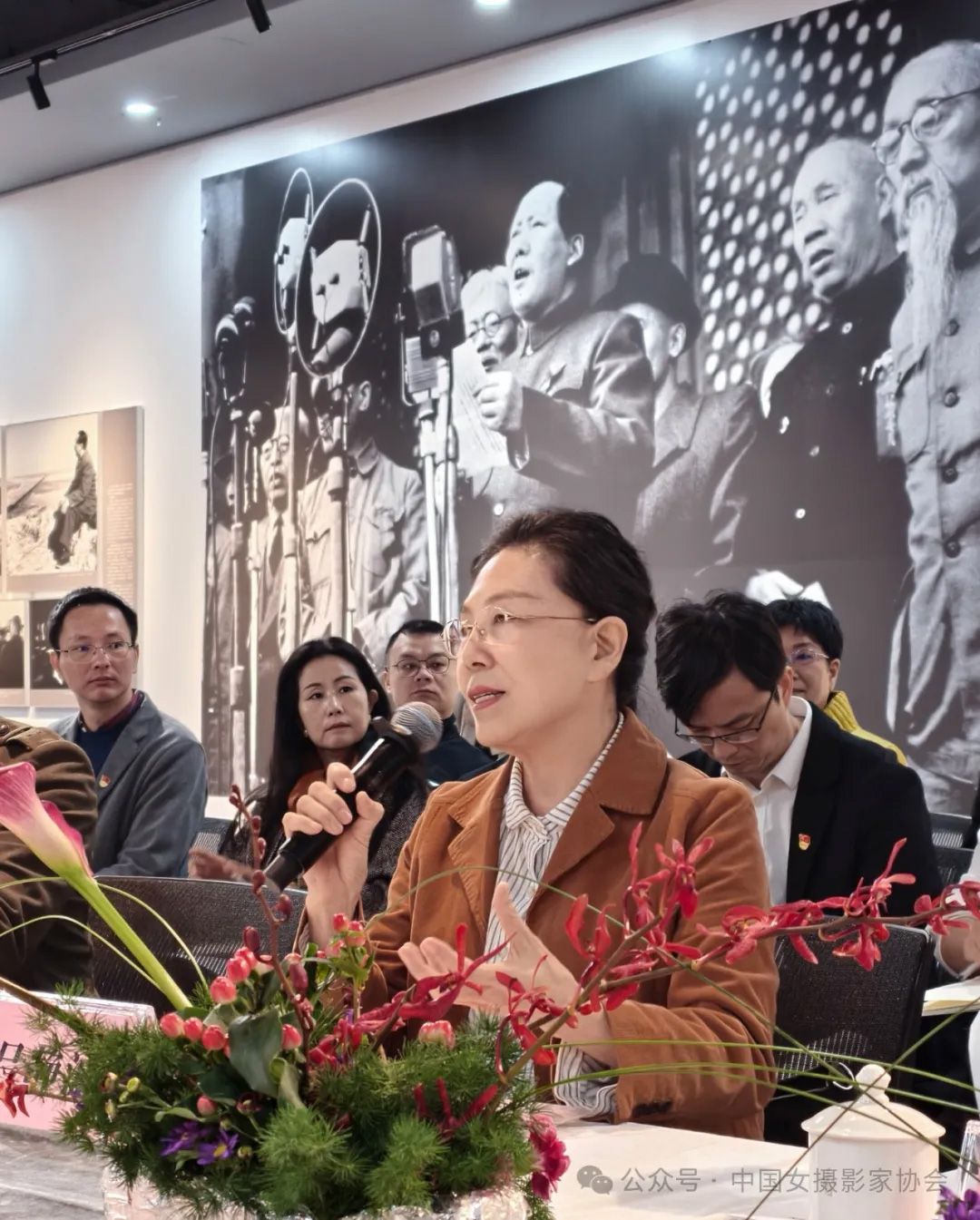 中國女攝影家協會主席、全國婦聯執委呂靜波講話。