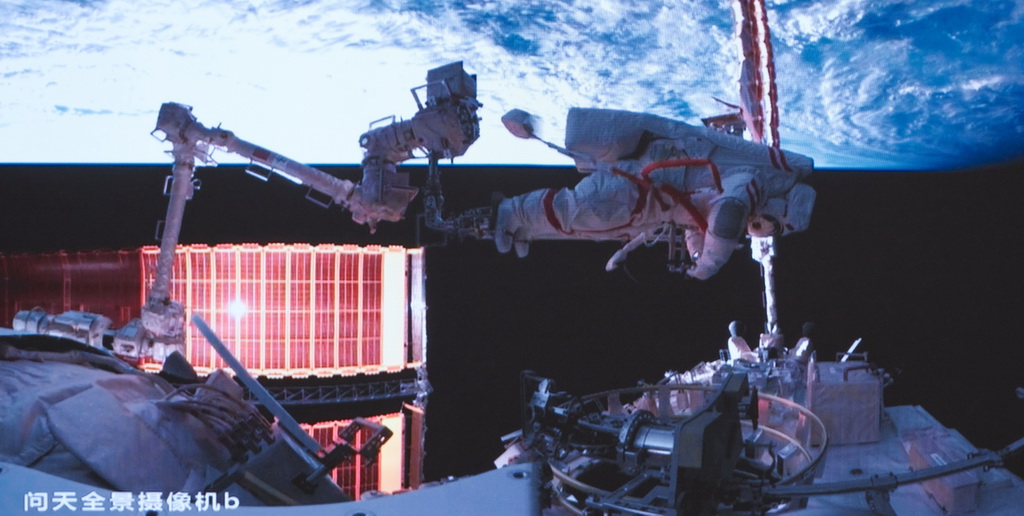 12月17日在北京航天飛行控制中心拍攝的神舟十九號航天員蔡旭哲在空間站組合體艙外工作的畫面。新華社記者 李杰 攝