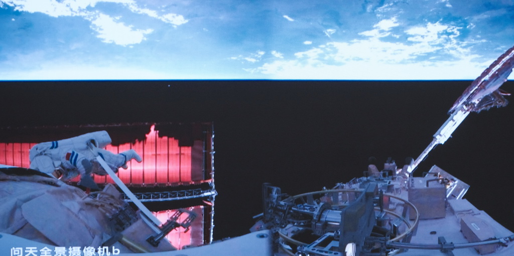 12月17日在北京航天飛行控制中心拍攝的神舟十九號航天員宋令東在空間站組合體艙外工作的畫面。新華社記者 李杰 攝