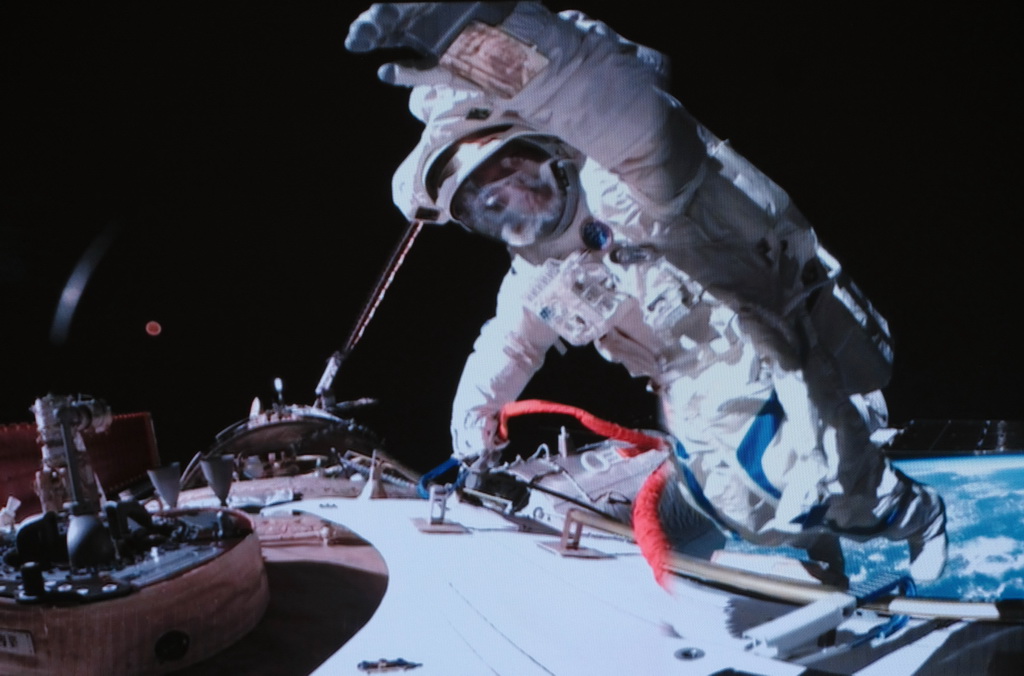 12月17日在北京航天飛行控制中心拍攝的神舟十九號航天員宋令東在空間站組合體艙外工作間隙揮手致意的畫面。新華社記者 李杰 攝