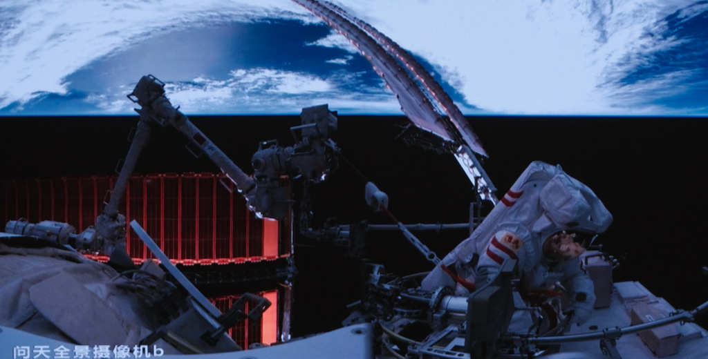 12月17日在北京航天飛行控制中心拍攝的神舟十九號航天員蔡旭哲出艙的畫面。新華社記者 李杰 攝