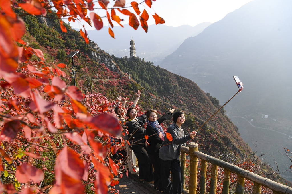 12月18日，游客在重慶巫山文峰景區游覽、拍照。
