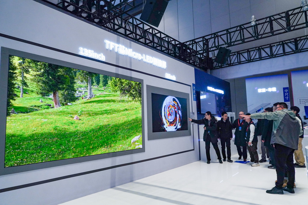 12月19日，在世界顯示產業創新發展大會現場，參會者在觀看TFT基Micro-LED拼接屏。