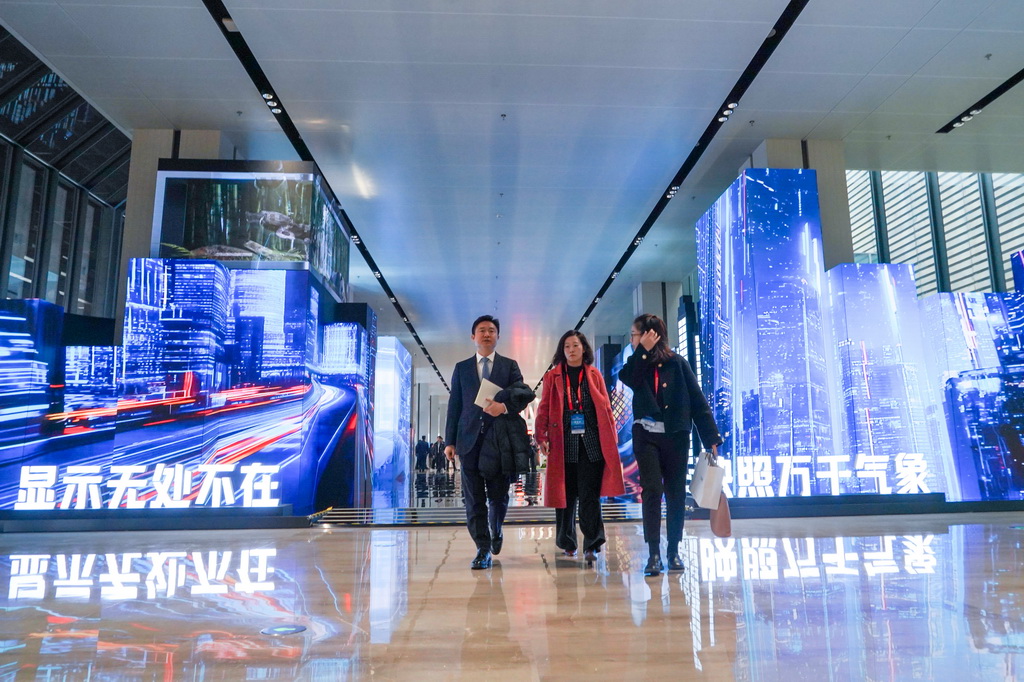 12月19日，參會者行走在世界顯示產業創新發展大會會場。