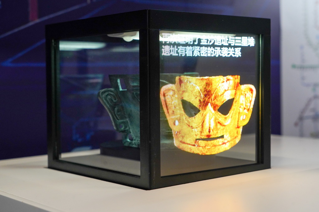 這是12月19日在世界顯示產業創新發展大會拍攝的P0.5 TFT基Micro-LED透明拼接屏。