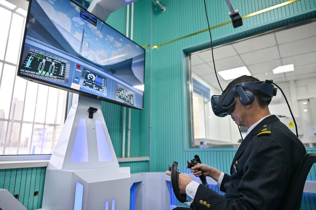 12月19日，在國鐵北京動車段北京北動車運用所，動車組司機安秀旗使用VR模擬駕駛設備訓練。