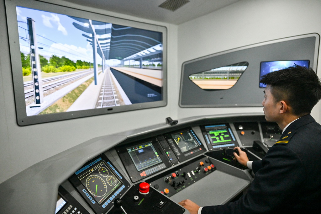 12月19日，在國鐵北京動車段北京北動車運用所，動車組司機操作動車組模擬駕駛實訓設備。