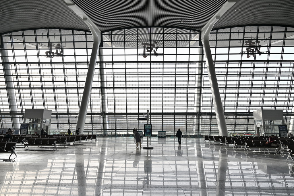 這是12月19日拍攝的京張高鐵始發站之一的北京清河站候車大廳。