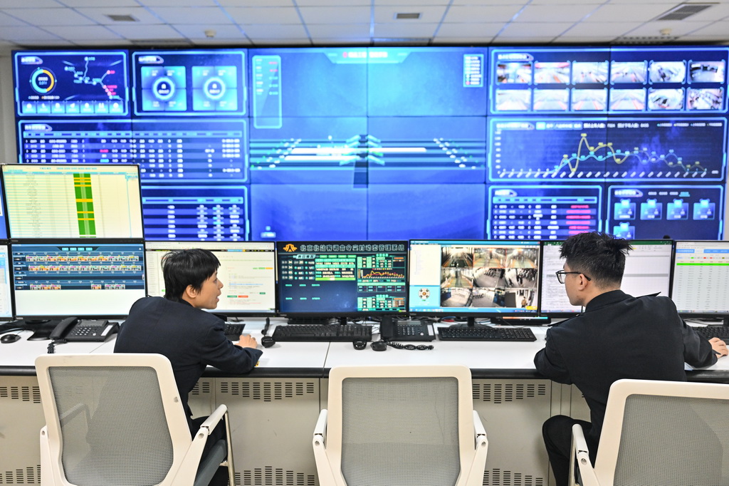 12月19日，在京張高鐵始發站之一的北京清河站，工作人員在客運綜合指揮中心工作。