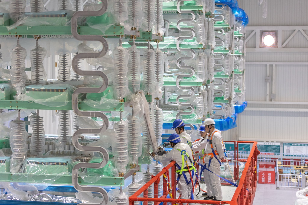 12月19日，在“疆電入渝”特高壓渝北±800千伏換流站工程施工現場，安徽送變電工程有限公司的技術人員在進行國產換流閥的安裝作業。新華社記者 黃偉 攝