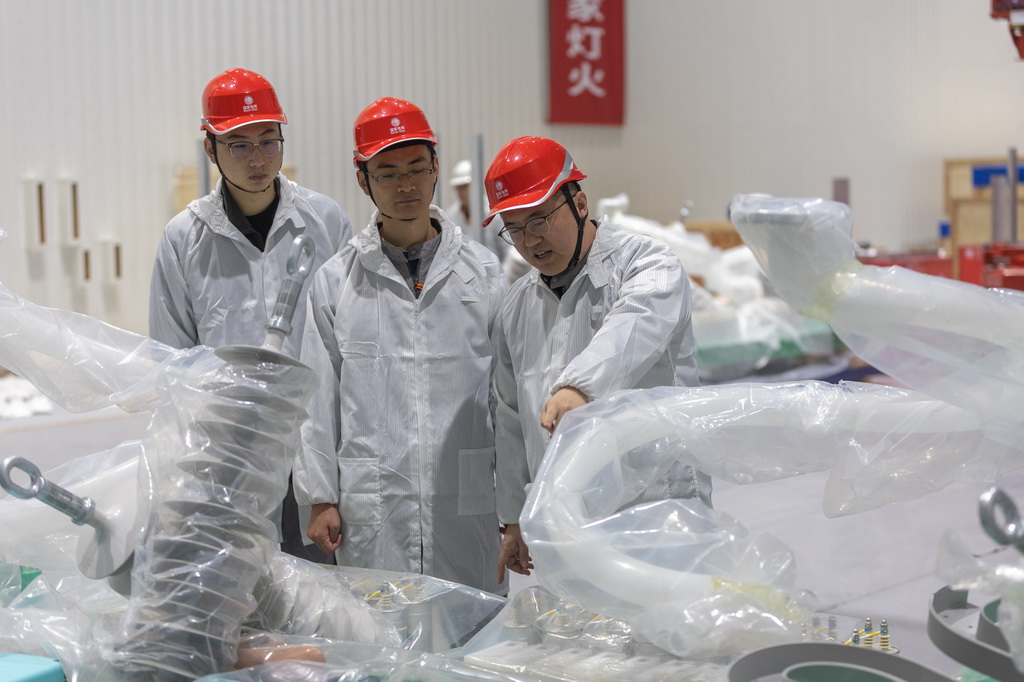 12月19日，在“疆電入渝”特高壓渝北±800千伏換流站工程施工現場，安徽送變電工程有限公司的技術人員在檢查國產換流閥的安裝質量。新華社記者 黃偉 攝