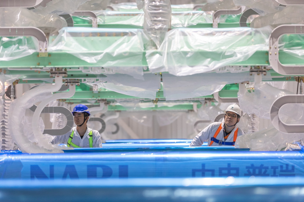 12月19日，在“疆電入渝”特高壓渝北±800千伏換流站工程施工現場，安徽送變電工程有限公司的技術人員在檢查國產換流閥的安裝質量。新華社記者 黃偉 攝