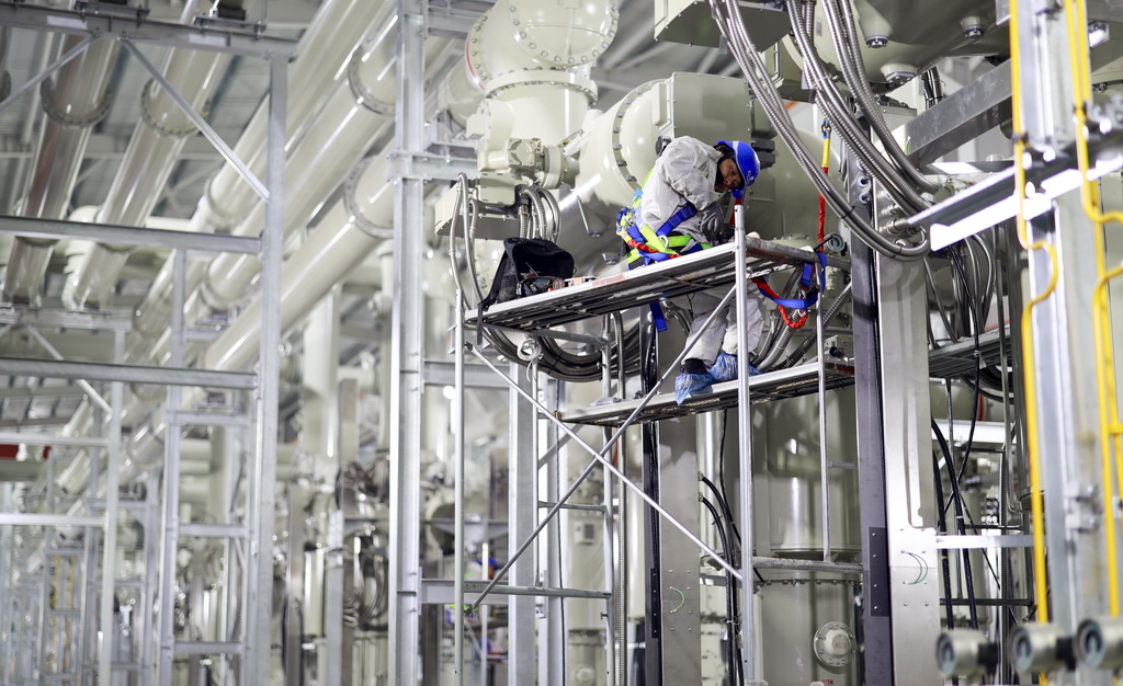 12月19日，在“疆電入渝”特高壓渝北±800千伏換流站工程施工現場，安徽送變電工程有限公司的技術人員在進行國產500千伏電氣設備的安裝作業。新華社記者 劉潺 攝