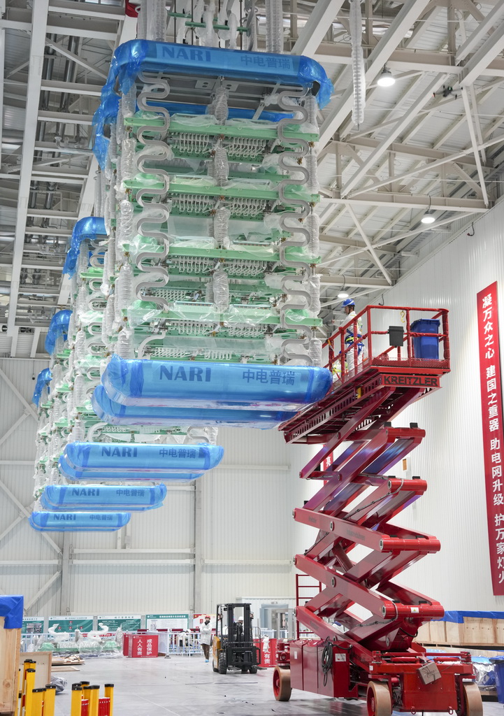 12月19日，在“疆電入渝”特高壓渝北±800千伏換流站工程施工現場，安徽送變電工程有限公司的技術人員在進行國產換流閥的安裝作業。新華社記者 劉潺 攝