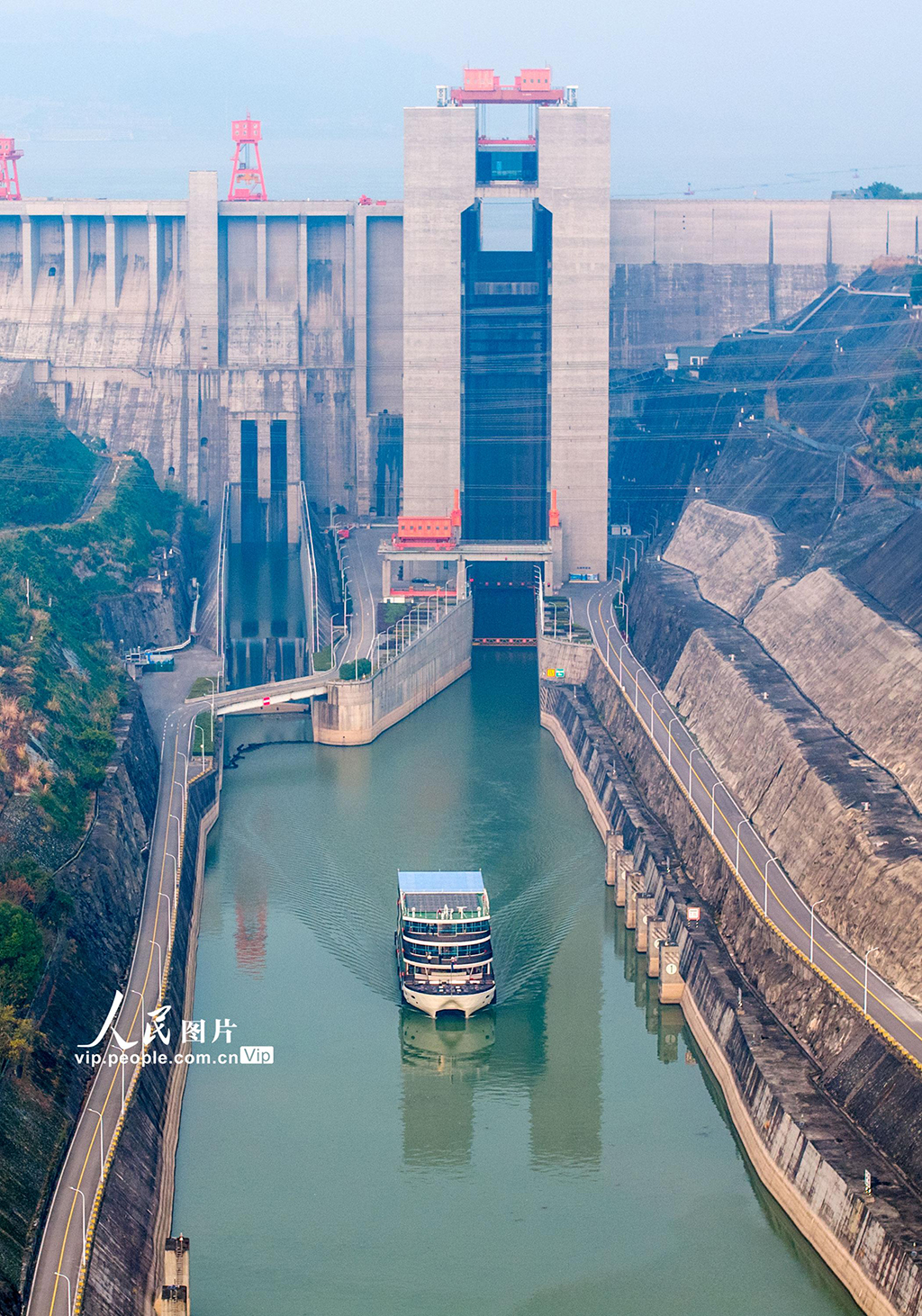 湖北宜昌：三峽升船機累計通過船舶3萬艘次【4】