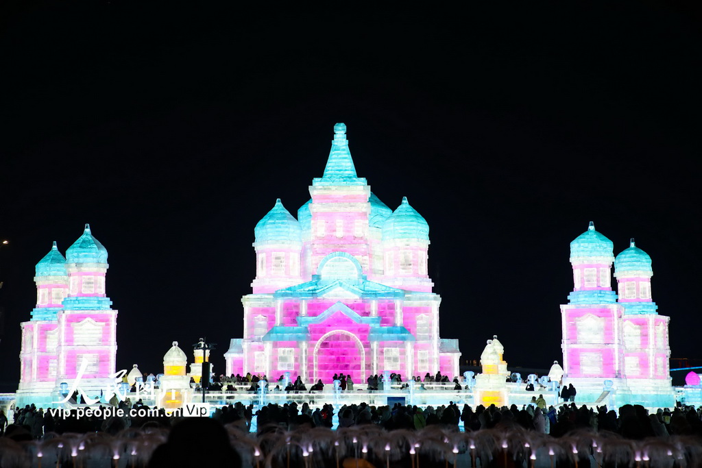 12月21日拍攝的哈爾濱冰雪大世界開園首日園區景象。馬赫攝（人民圖片網）