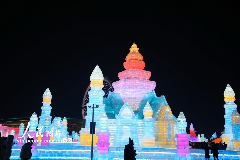 12月21日拍攝的哈爾濱冰雪大世界開園首日園區景象。馬赫攝（人民圖片網）