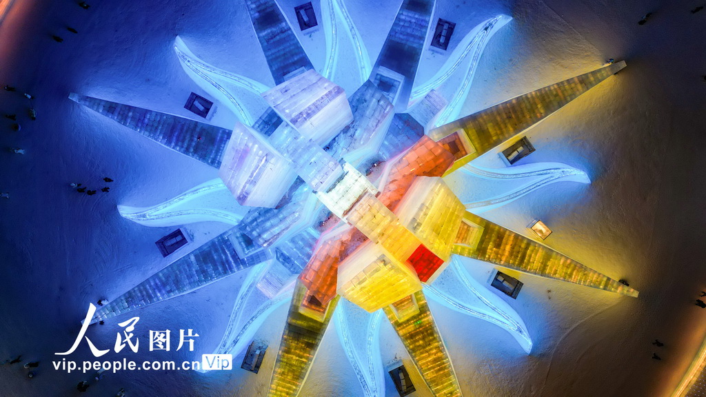 12月21日拍攝的哈爾濱冰雪大世界開園首日園區景象。馬赫攝（人民圖片網）