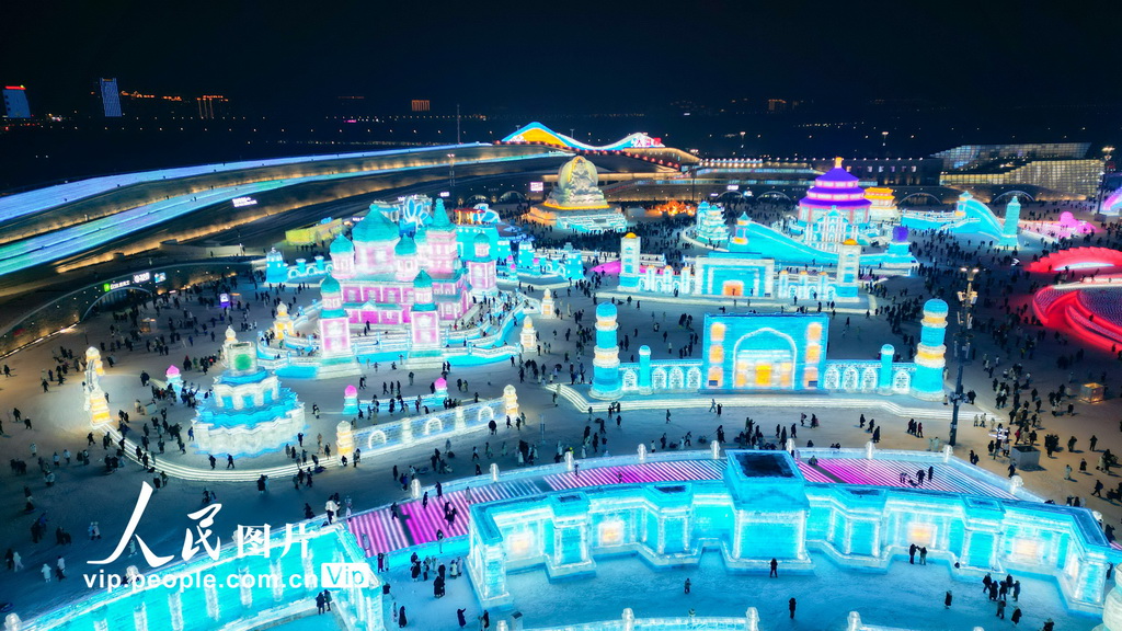 12月21日拍攝的哈爾濱冰雪大世界開園首日園區景象。馬赫攝（人民圖片網）