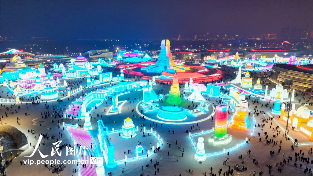 12月21日拍攝的哈爾濱冰雪大世界開園首日園區景象。馬赫攝（人民圖片網）