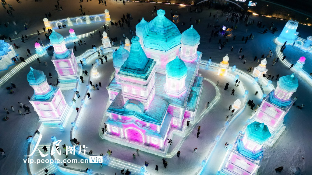 12月21日拍攝的哈爾濱冰雪大世界開園首日園區景象。馬赫攝（人民圖片網）