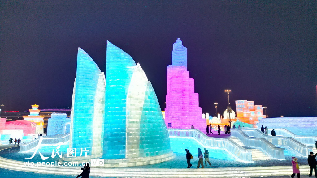 12月21日拍攝的哈爾濱冰雪大世界開園首日園區景象。馬赫攝（人民圖片網）