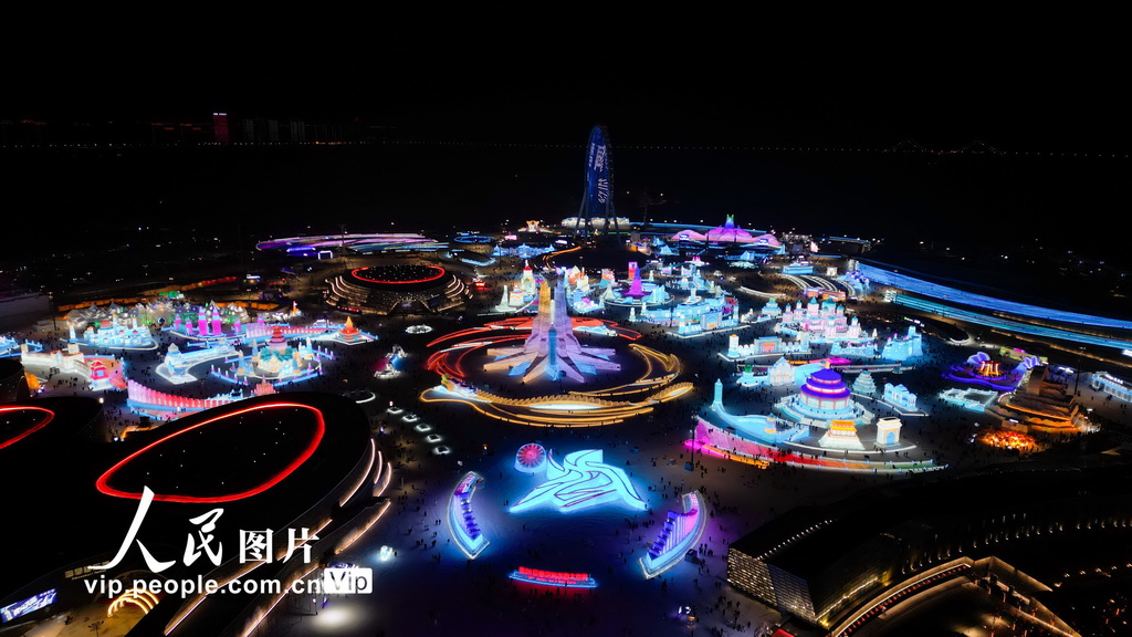 12月21日拍攝的哈爾濱冰雪大世界開園首日園區景象。馬赫攝（人民圖片網）