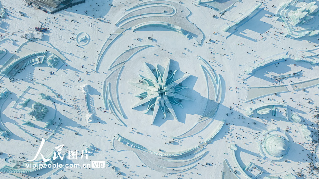 12月21日拍攝的哈爾濱冰雪大世界開園首日園區景象。耿洪杰攝（人民圖片網）