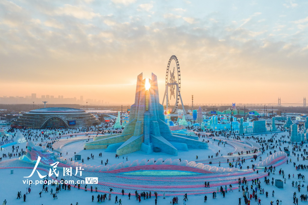 12月21日拍攝的哈爾濱冰雪大世界開園首日園區景象。耿洪杰攝（人民圖片網）
