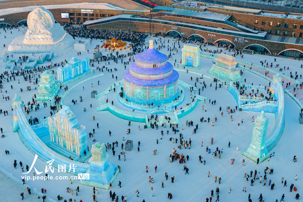 12月21日拍攝的哈爾濱冰雪大世界開園首日園區景象。耿洪杰攝（人民圖片網）