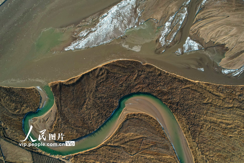 2024年12月21日，在黃河山西運城永濟段拍攝的冬日黃河景色。