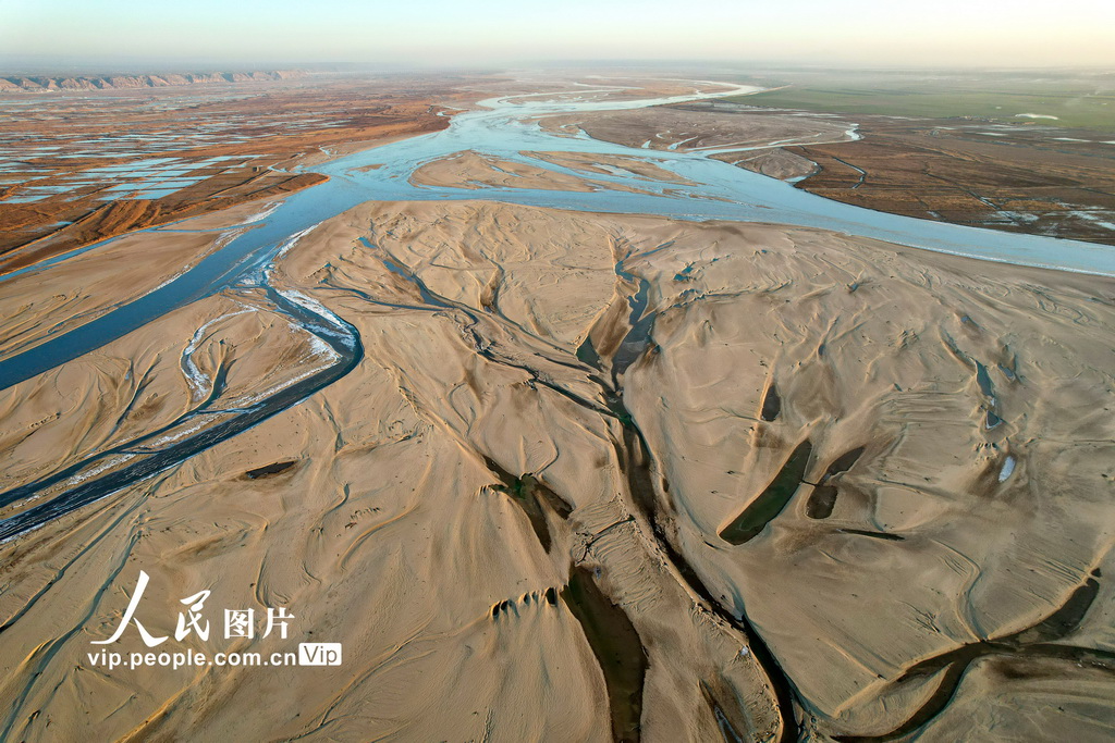 2024年12月21日，在黃河山西運城永濟段拍攝的冬日黃河景色。