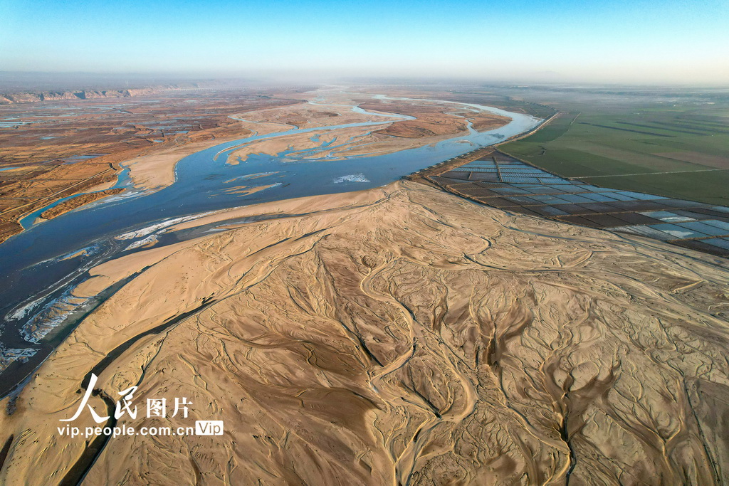 2024年12月21日，在黃河山西運城永濟段拍攝的冬日黃河景色。