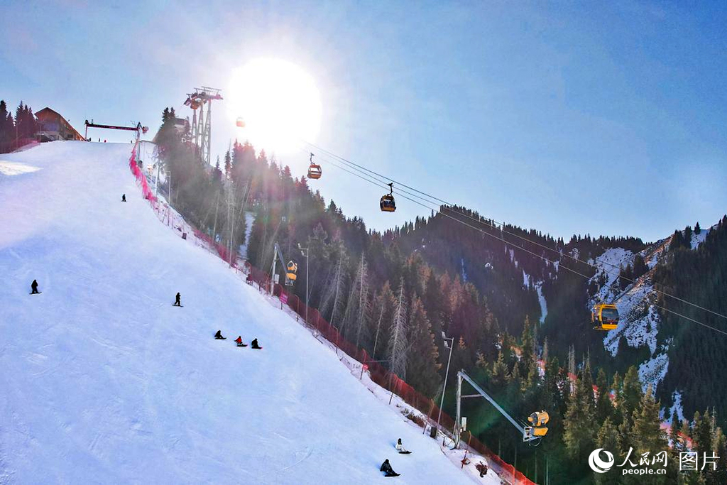 12月17日，在新疆絲綢之路國際度假區寬敞的滑雪道上，滑雪愛好者腳踏雪板一路飛馳。人民網 李欣洋攝