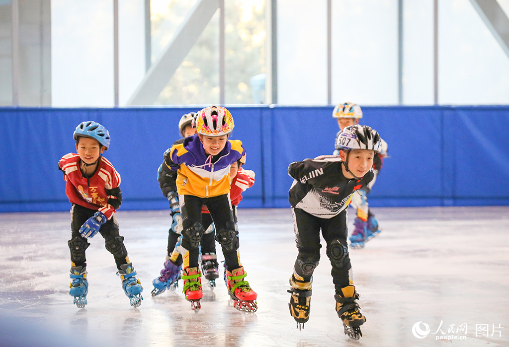 日前，2024年雄安新區冰雪運動會在雄安容東綜合運動館舉行，運動小將們正在進行速度滑冰比賽。人民網記者 宋燁文攝