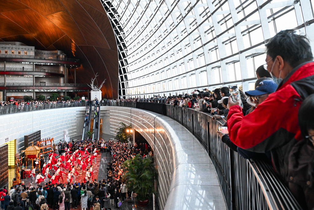 12月22日，演員在國家大劇院橄欖廳展示舞劇《楊家嶺的春天》陜北秧歌片段。新華社記者 陳鐘昊 攝