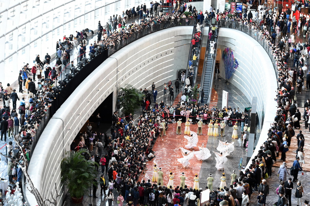 12月22日，演員在國家大劇院橄欖廳表演云南西雙版納非遺歌舞。新華社記者 羅曉光 攝