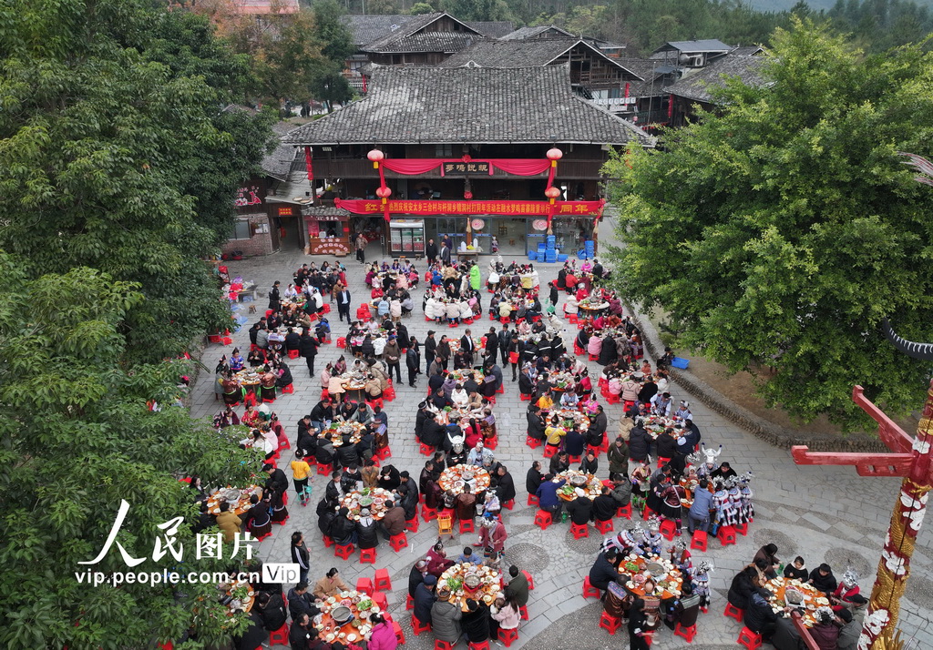 12月22日，在廣西柳州市融水苗族自治縣融水鎮夢嗚苗寨，“同年”們共進“同年宴”。