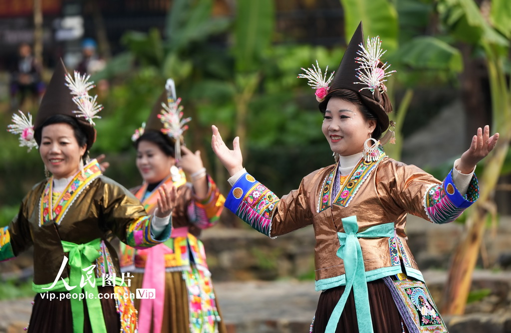 12月22日，在廣西柳州市融水苗族自治縣融水鎮夢嗚苗寨，苗家女在“打同年”活動中表演節目。
