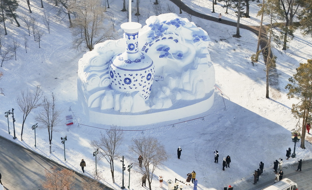 這是12月23日在第37屆太陽島國際雪雕藝術博覽會上拍攝的雪雕景觀（無人機照片）。新華社記者 王松 攝