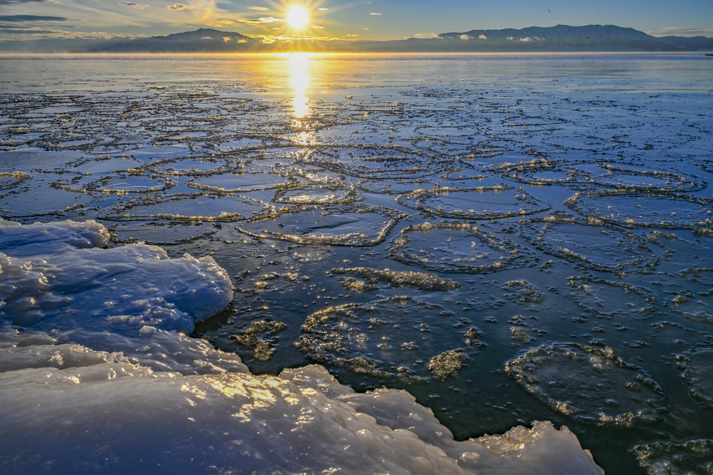 這是12月23日在賽里木湖湖邊拍攝的“冰馕”（無人機照片）。新華社記者 陳朔 攝